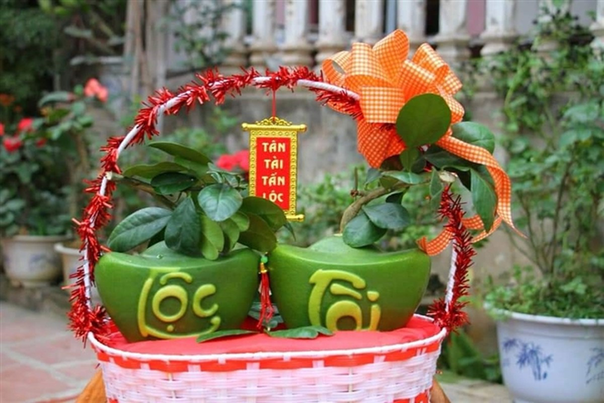 Từ những quả bưởi hình hồ lô, thỏi vàng, cho đến những quả bưởi khắc chữ “Phúc”, “Lộc”, “Thọ”, bưởi tạo hình hoa mai, bưởi tạo hình đồng tiền,...mỗi quả bưởi đều mang một ý nghĩa riêng và được tạo ra một cách tỉ mỉ, công phu. Ảnh: Dân Việt