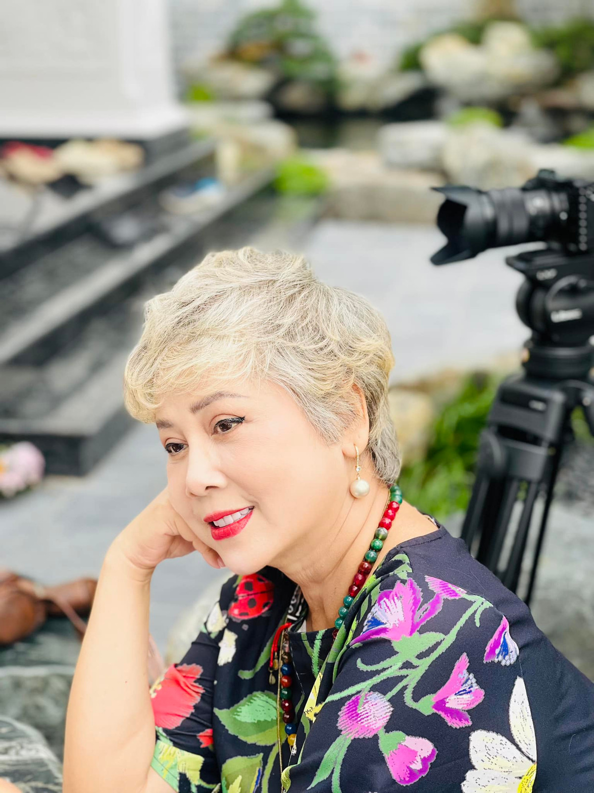 NSND Minh Hằng chia sẻ, sau biến cố mất cha và chồng, chị nhìn cuộc sống "tĩnh" hơn nhưng sống ồn ào hơn. Ảnh: FB Minh Hằng Nguyễn