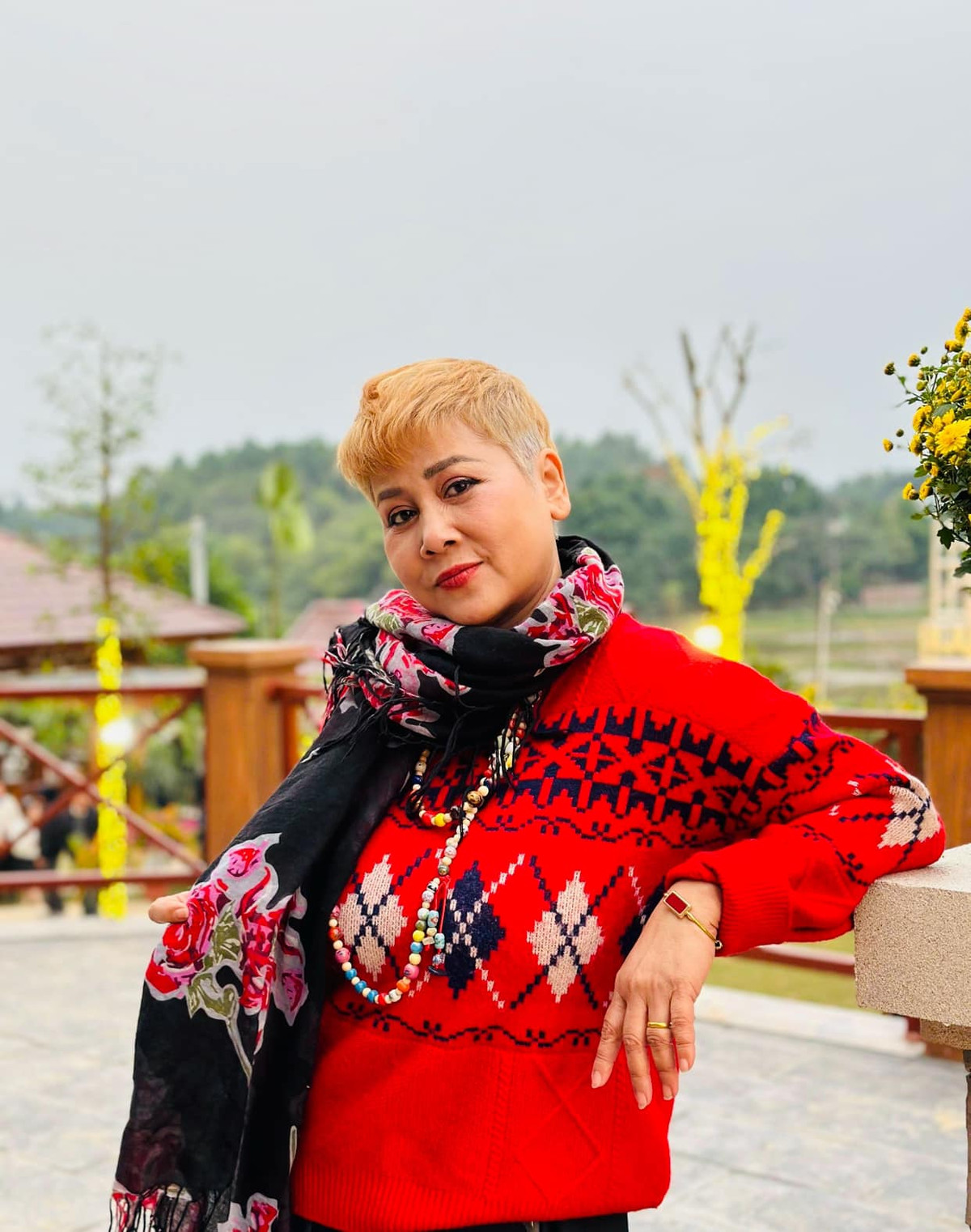 Bên cạnh việc trồng cây, trồng hoa, NSND Minh Hằng còn tự tay chăm sóc 20 con chó, mèo. Ảnh: FB Minh Hằng Nguyễn