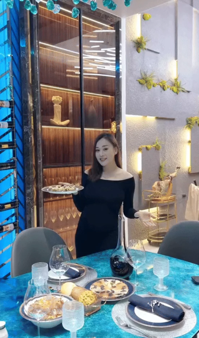 Bàn ăn rộng rãi với mặt đá xanh nổi bật cùng đèn trần tạo cảm giác sang trọng và dễ chịu. Ảnh: Chụp màn hình