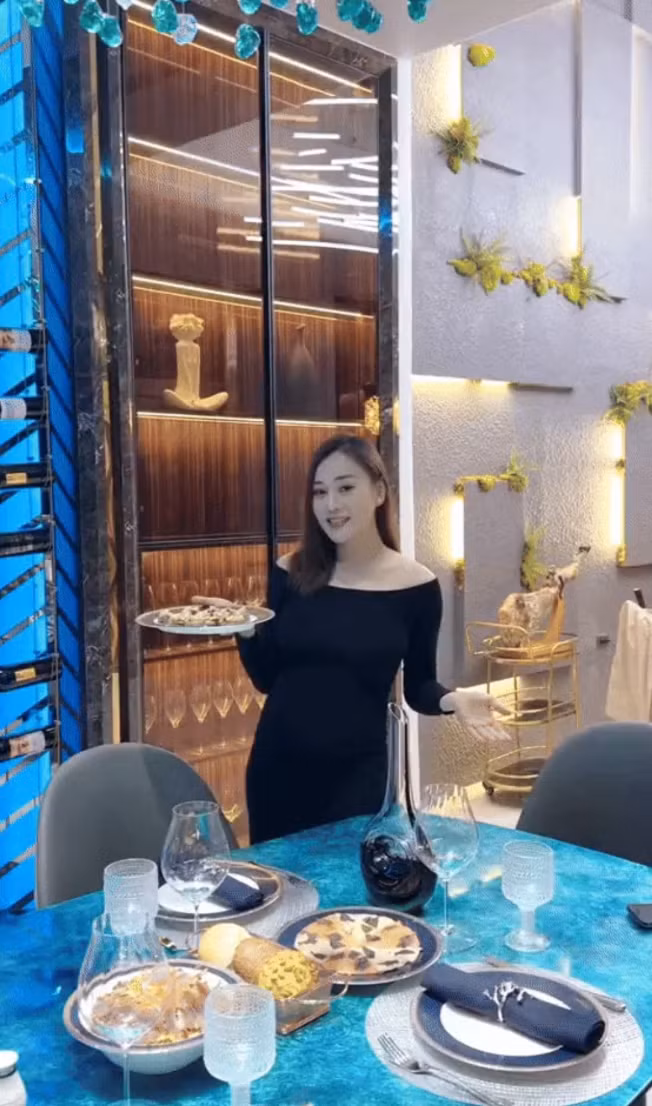 Bàn ăn rộng rãi với mặt đá xanh nổi bật cùng đèn trần tạo cảm giác sang trọng và dễ chịu. Ảnh: Chụp màn hình