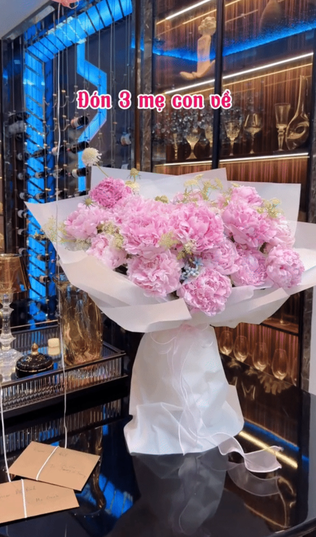 Phòng khách được bài trí theo phong cách hiện đại với tone màu xám be, tạo nên sự sang trọng và thanh lịch. Ảnh: Chụp màn hình