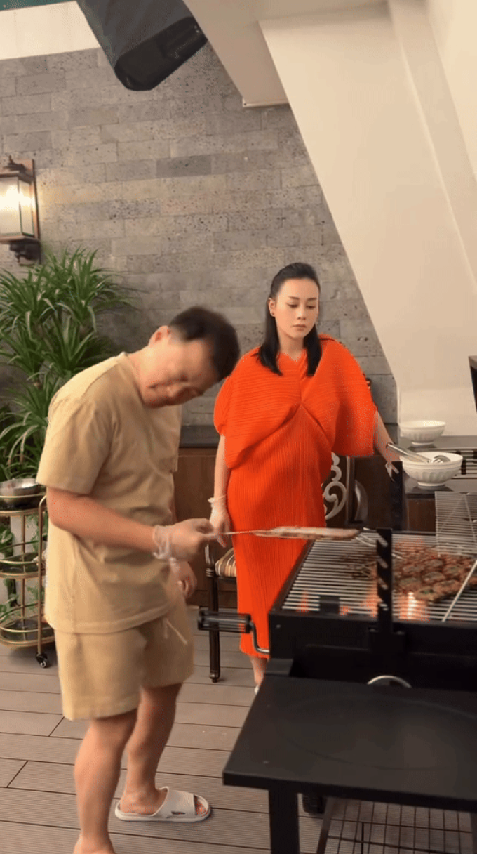 Ngoài ra, căn biệt thự còn có sân thượng rộng, lý tưởng cho các buổi tiệc BBQ và tụ tập bạn bè. Mỗi góc trong căn nhà đều được chăm chút tỉ mỉ, mang lại cảm giác hiện đại và tinh tế. Ảnh: Chụp màn hình