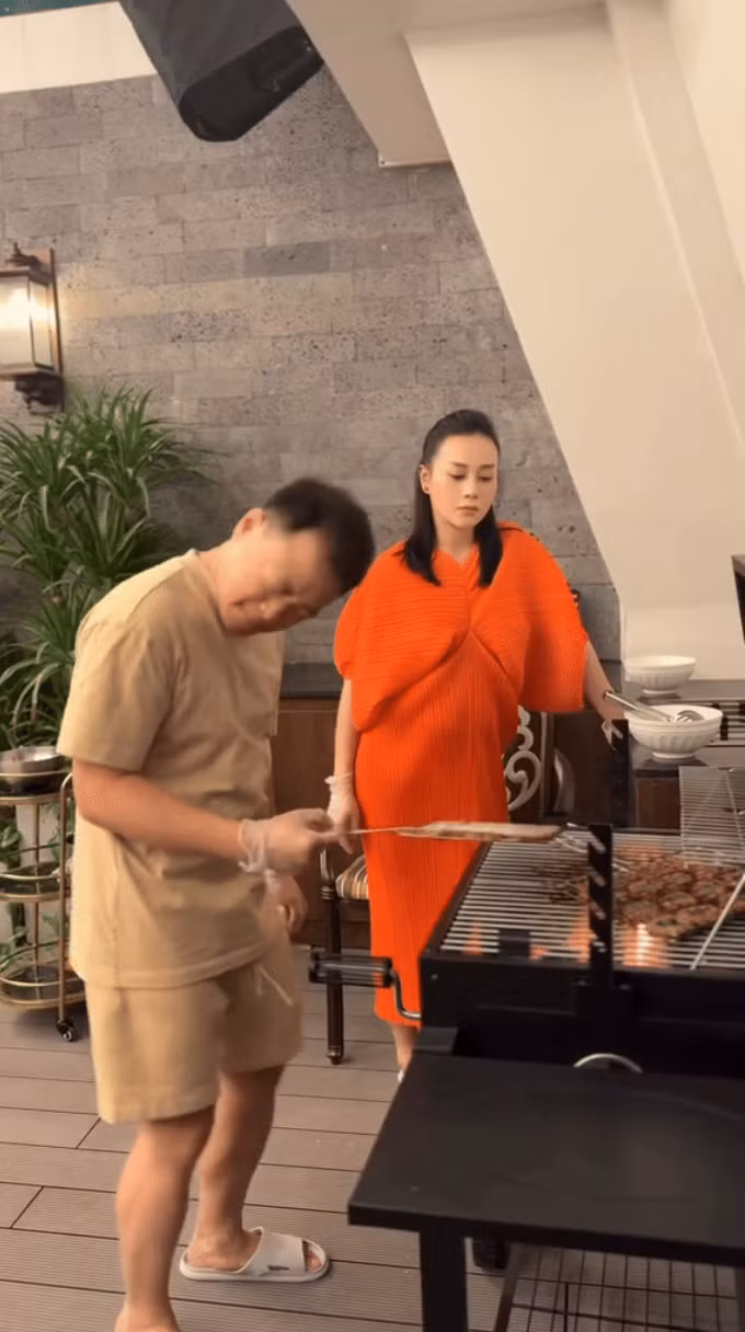 Ngoài ra, căn biệt thự còn có sân thượng rộng, lý tưởng cho các buổi tiệc BBQ và tụ tập bạn bè. Mỗi góc trong căn nhà đều được chăm chút tỉ mỉ, mang lại cảm giác hiện đại và tinh tế. Ảnh: Chụp màn hình