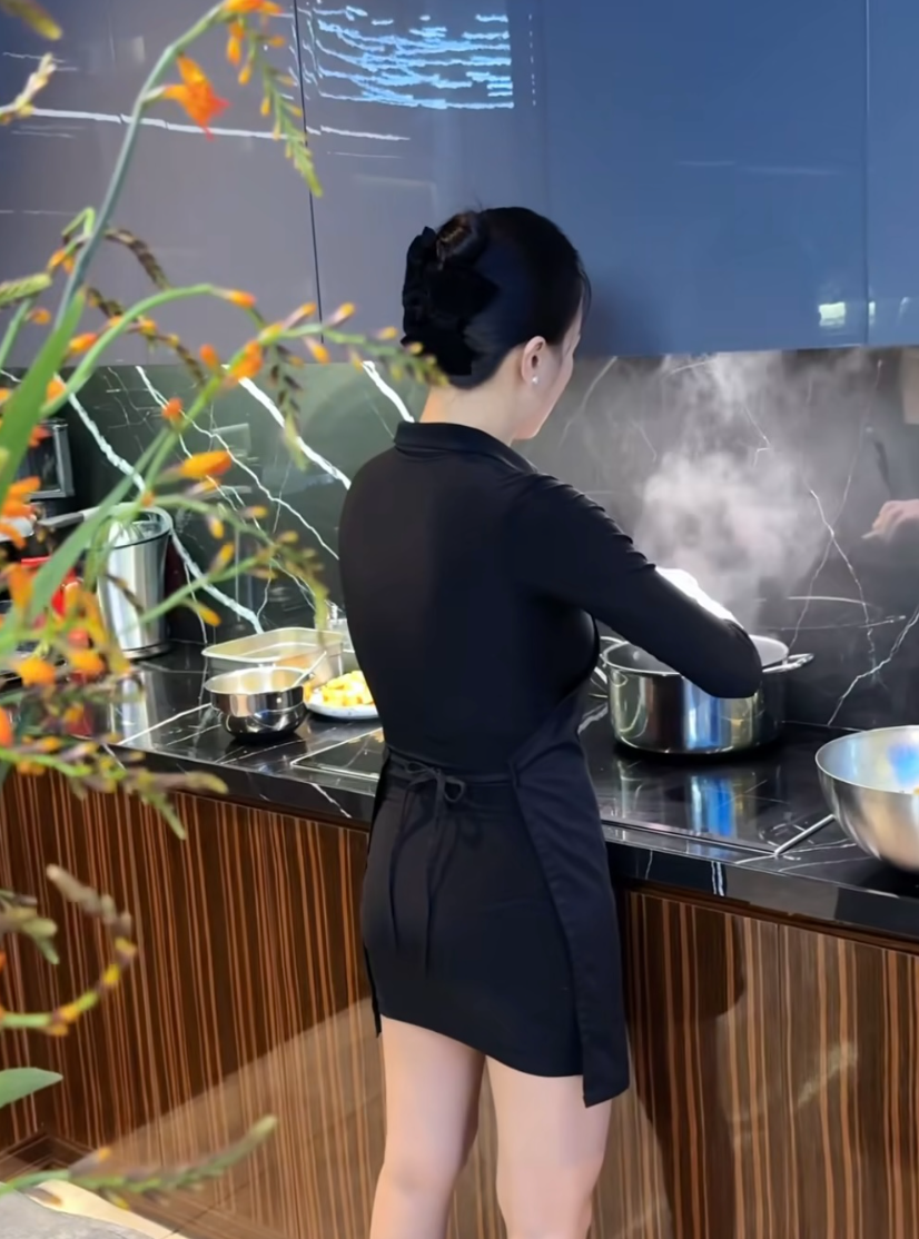 Căn bếp trong căn biệt thự triệu đô của Phương Oanh - Shark Bình được thiết kế tối giản với mặt bàn và đảo bếp phủ đá, mang đến vẻ sáng bóng, sạch sẽ. Ảnh: Chụp màn hình