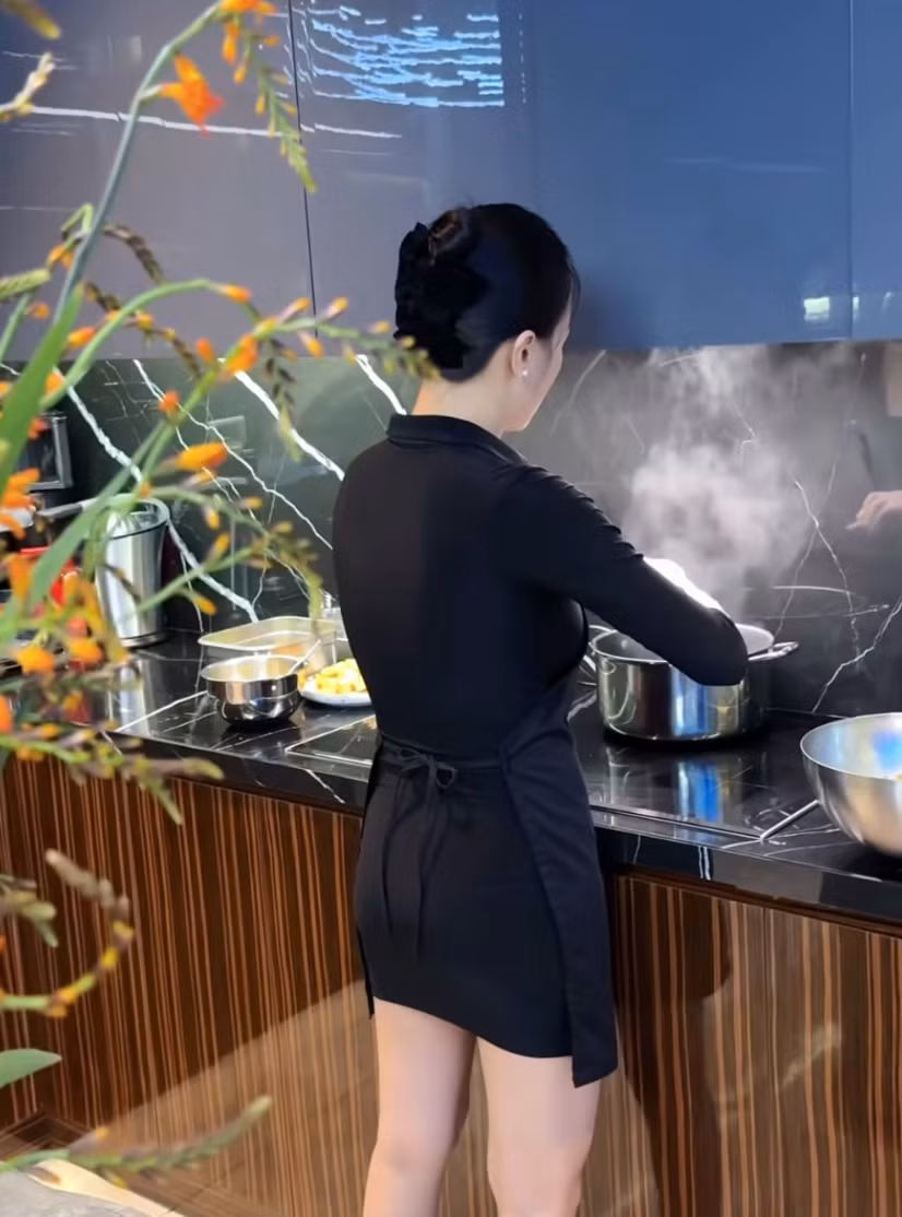 Căn bếp trong căn biệt thự triệu đô của Phương Oanh - Shark Bình được thiết kế tối giản với mặt bàn và đảo bếp phủ đá, mang đến vẻ sáng bóng, sạch sẽ. Ảnh: Chụp màn hình