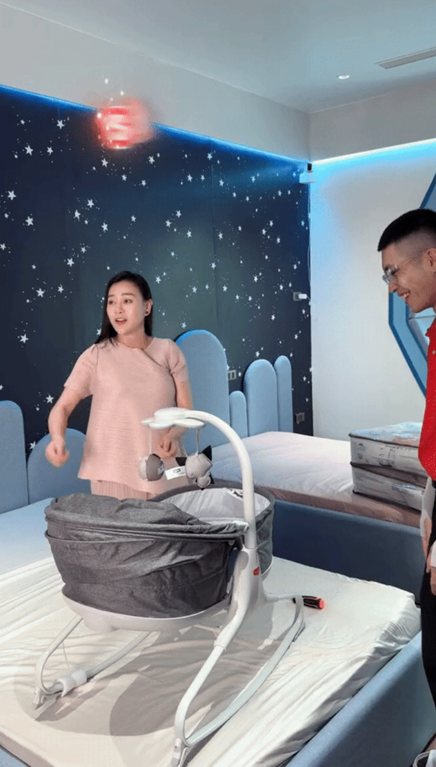 Vợ chồng Phương Oanh còn cải tạo toàn bộ một căn phòng, tạo nên không gian dễ thương và hiện đại dành cho cặp sinh đôi. Ảnh: Chụp màn hình