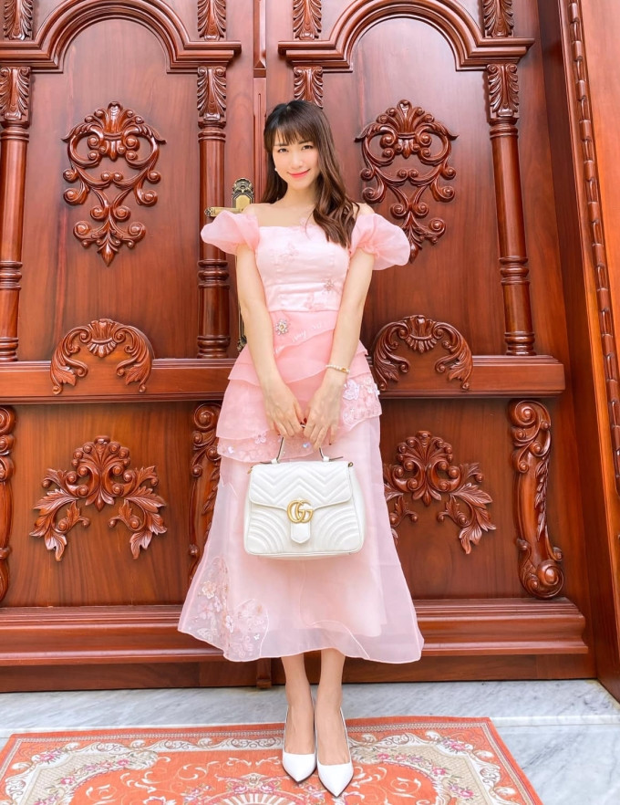 Hòa Minzy cũng thường xuyên xuất hiện với những món đồ đến từ các thương hiệu thời trang xa xỉ như túi xách Chanel, Dior, Hermes...giá vài trăm triệu trở lên. Ảnh: FBNV