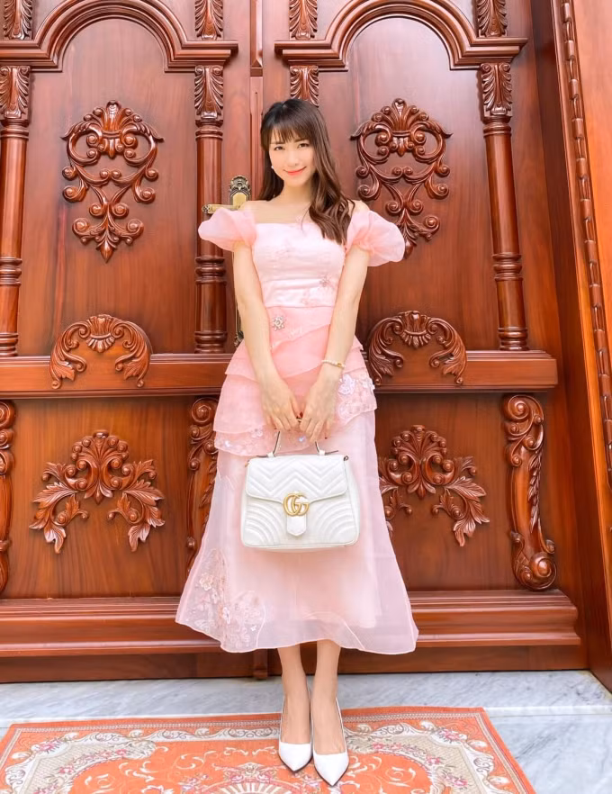 Hòa Minzy cũng thường xuyên xuất hiện với những món đồ đến từ các thương hiệu thời trang xa xỉ như túi xách Chanel, Dior, Hermes...giá vài trăm triệu trở lên. Ảnh: FBNV