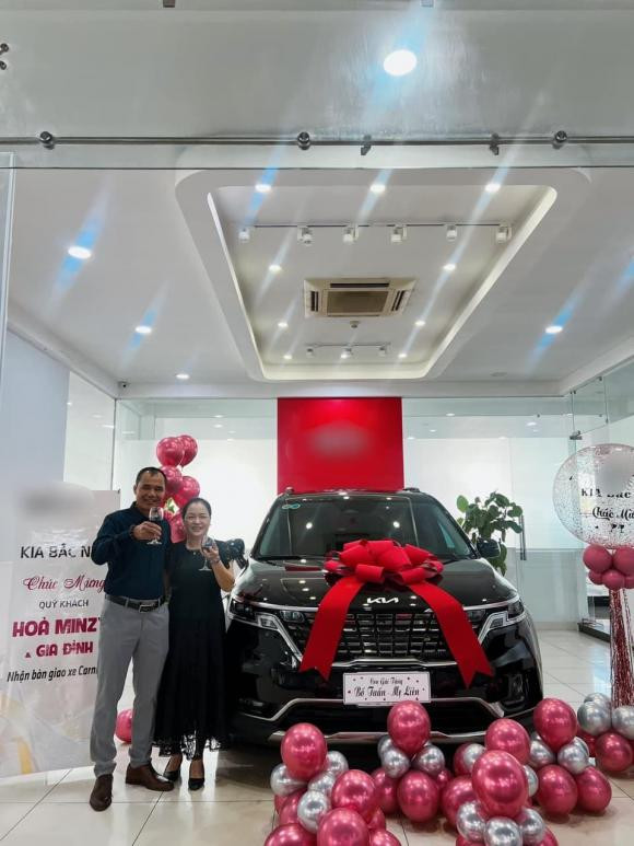 Nữ ca sĩ còn mua tặng bố mẹ xế hộp sang trọng. Trong các dịp quan trọng, Hòa Minzy đều không tiếc tay mua tặng đấng sinh thành toàn món quà có giá trị khủng. Ảnh: FBNV