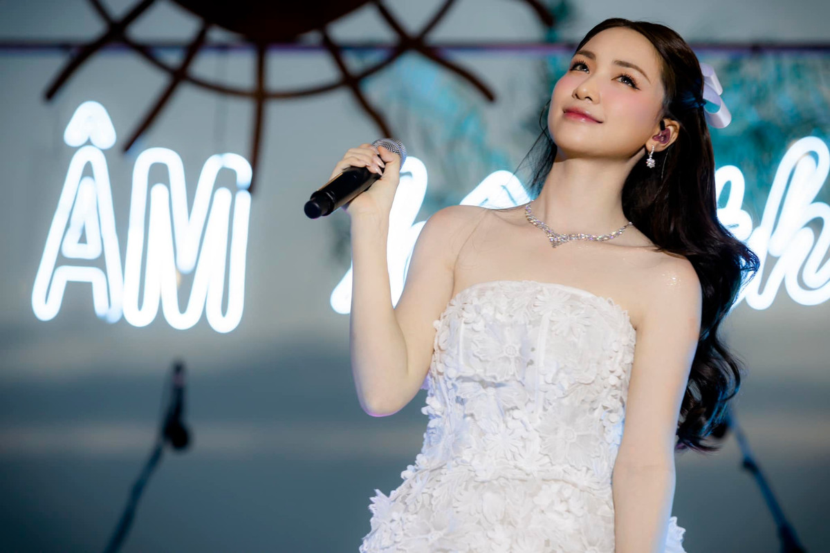 Độ giàu có của Hòa Minzy còn thể hiện qua các khoản thưởng mạnh tay cho quản lý, nhân viên và làm từ thiện. Ảnh: FB Hòa Minzy