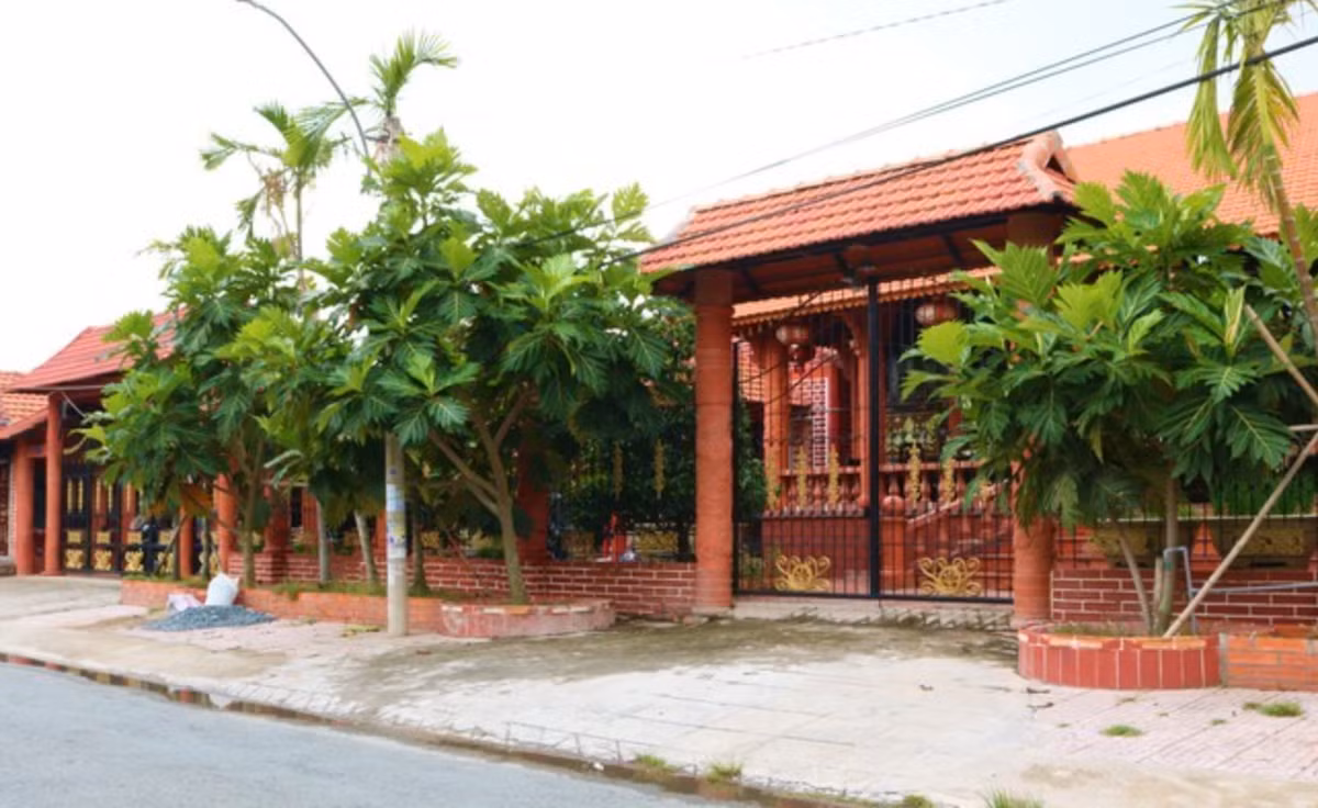 Tọa lạc tại TP Vĩnh Long (tỉnh Vĩnh Long), ngôi nhà của ông Nguyễn Văn Buôi (còn gọi là Tư Buôi) nổi bật nhất vì từ cổng đến ngôi nhà đều bằng gốm đỏ. Ảnh: Tiền phong