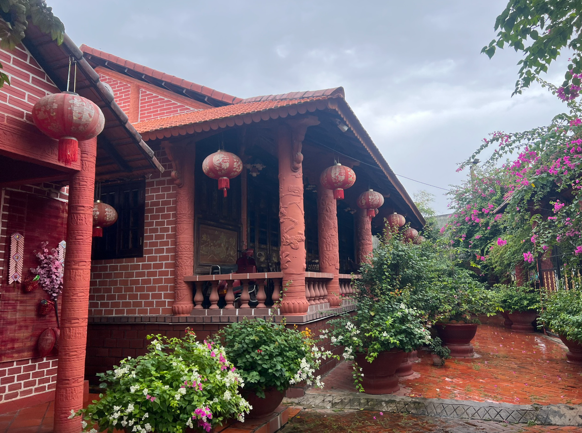 Phía cổng bên ngoài và tường rào được trang trí bằng bích họa gốm đỏ. Ảnh: Người lao động