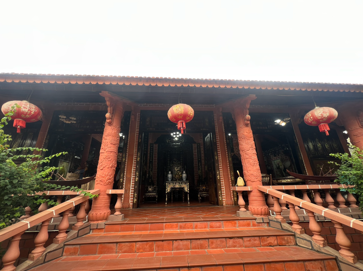 Ở 3 gian nhà có những hàng cột gốm phía ngoài mái hiên được chạm trổ hoa văn nổi theo chủ đề "Đất phương Nam", như: nông nghiệp lúa nước; lễ hội; cả nhà quây quần ăn Tết… Ảnh: Người lao động