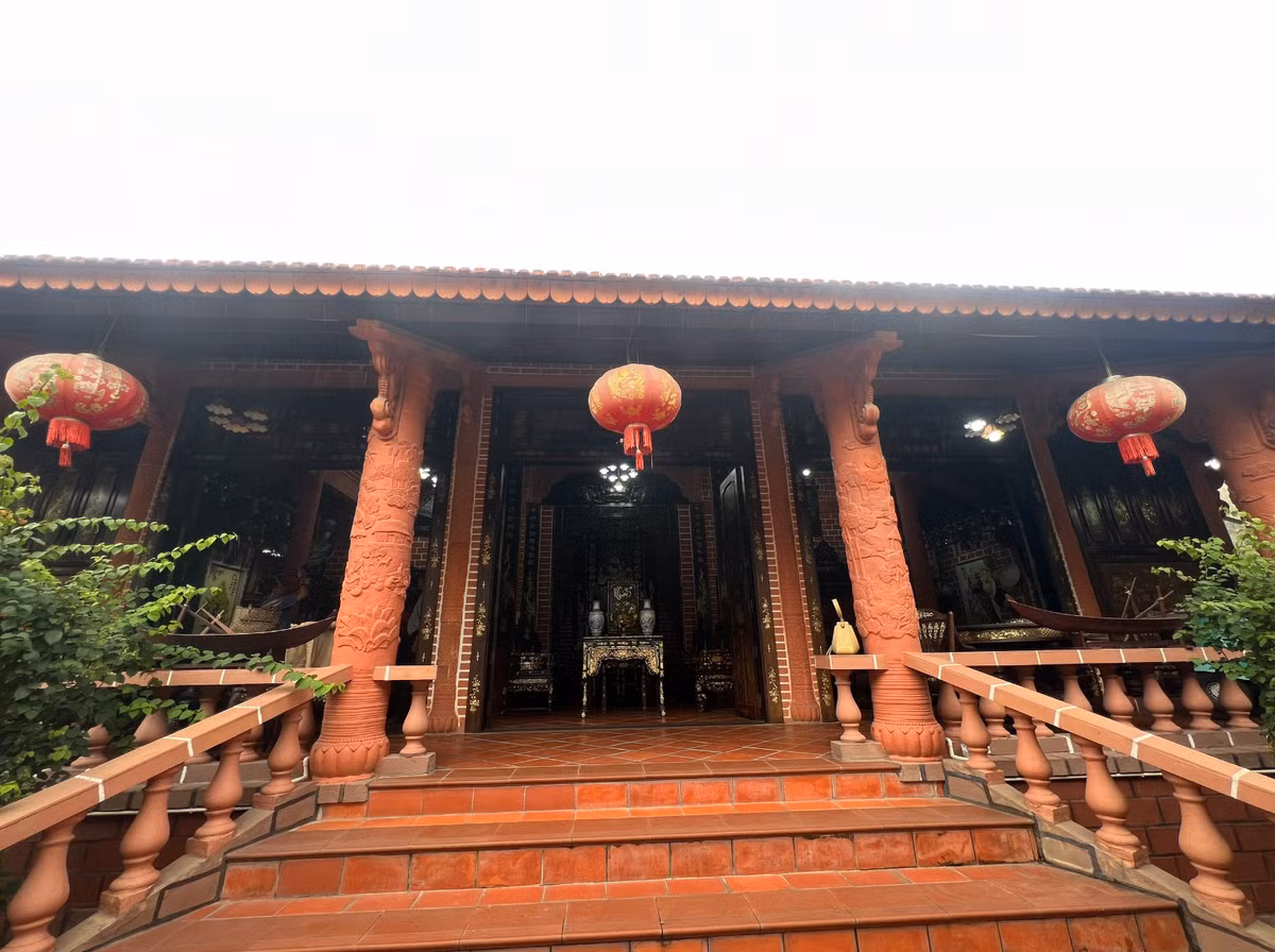 Ở 3 gian nhà có những hàng cột gốm phía ngoài mái hiên được chạm trổ hoa văn nổi theo chủ đề "Đất phương Nam", như: nông nghiệp lúa nước; lễ hội; cả nhà quây quần ăn Tết… Ảnh: Người lao động