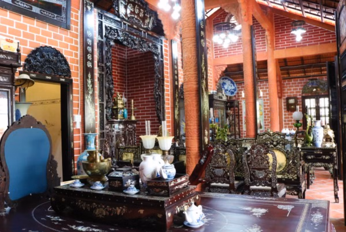 Bên trong nhà, gia chủ trang trí nhiều đồ cổ tái hiện nét văn hóa Nam Bộ xưa. Ảnh: Tiền phong