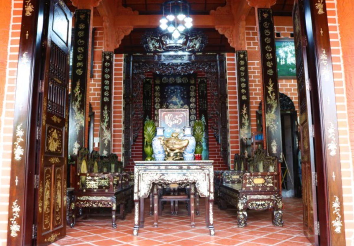  Ngôi nhà gốm đỏ này được xây dựng theo kiến trúc 3 gian, 2 chái truyền thống Nam Bộ. Ảnh: Tiền phong