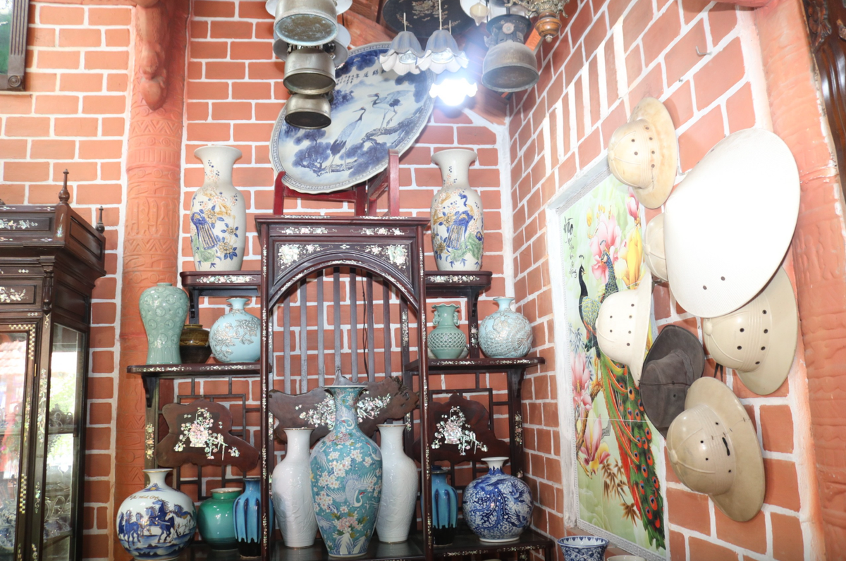 Trong đó có bộ dụng cụ sinh hoạt đồng thau cổ, những chiếc bàn ủi xưa của Pháp, lò xo của Đức, bộ cân đòn, điện thoại quay bằng số. Ảnh: Người lao động