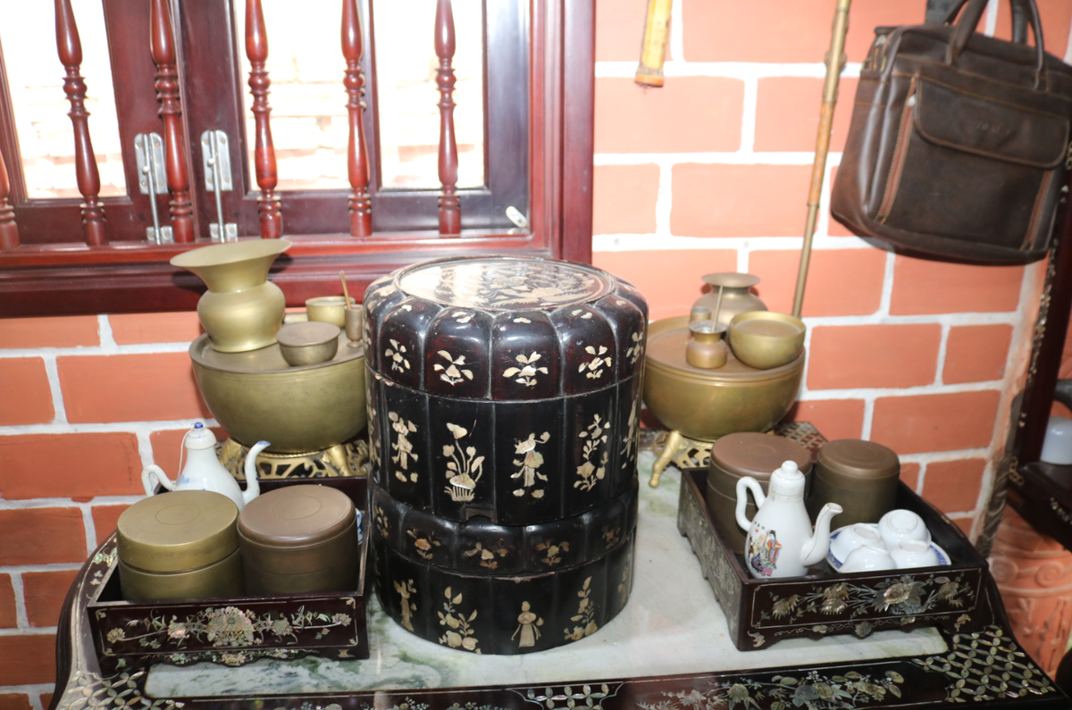 Ngoài ra, còn có nhiều bộ chén, tô bằng đá, bình, giường ngủ… thời xưa. Các vật dụng được ông Buôi sắp xếp hợp lý, tinh tế nên vừa tạo nét xưa nhưng vừa sang trọng. Ảnh: Người lao động