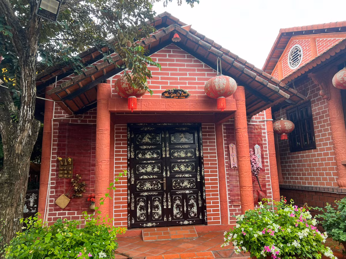 Từ khi xây xong, căn nhà bằng gốm đỏ của ông mở cửa đón khách xuyên suốt. Không chỉ người dân trong nước, nhiều nhà nghiên cứu nước ngoài cũng tò mò ghé đến tham quan. Ảnh: Người lao động