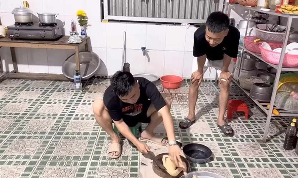 Phía sau nhà có khu bếp mộc mạc nhưng rộng rãi. Ảnh chụp màn hình