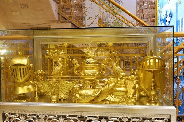 Ngôi nhà dát vàng mở cửa đón khách tham quan từ 7h - 17h, giá vé từ 120.000 đồng/lượt. Ảnh Facebook @nhadatvangcantho