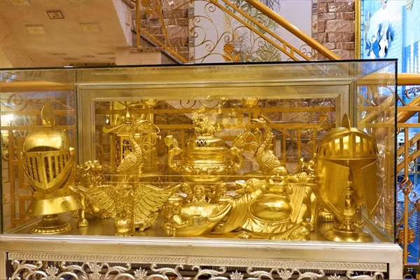 Ngôi nhà dát vàng mở cửa đón khách tham quan từ 7h - 17h, giá vé từ 120.000 đồng/lượt. Ảnh Facebook @nhadatvangcantho