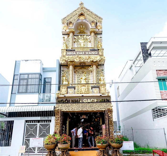 Nhìn từ bên ngoài, ngôi nhà lộng lẫy ánh kim gồm 1 trệt và 2 lầu. Ảnh Facebook @nhadatvangcantho