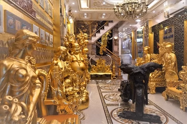 Bên trong căn nhà là hàng trăm món đồ dát vàng, đa dạng kiểu dáng, tinh xảo đến từng chi tiết. Ảnh: Yan