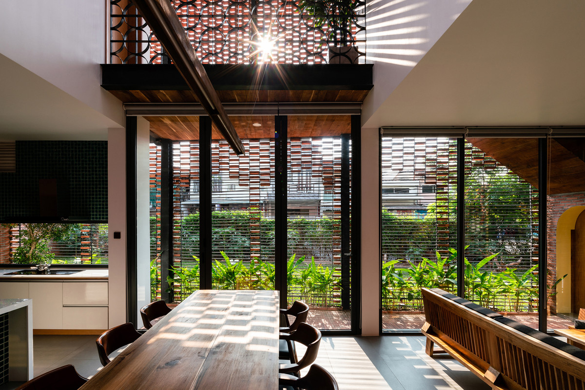 Các vùng đệm như tiền sảnh, hiên và khoảng trống được bố trí hợp lý giúp lưu thông không khí trong lành. Ảnh: Quangdam