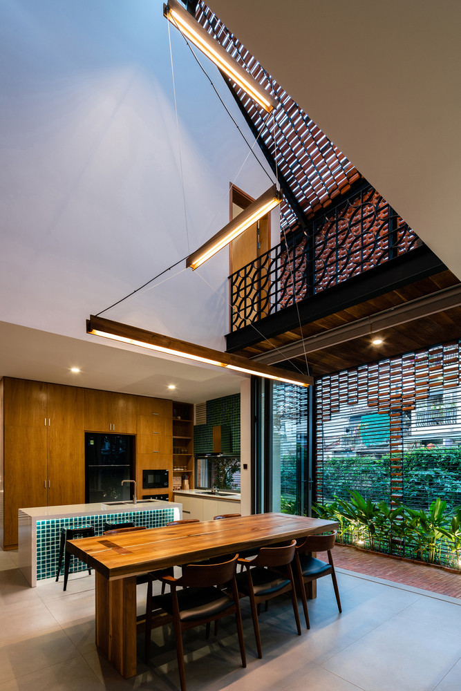 Những khu vực này nằm song song với khu đất trống liền kề để tận dụng gió và ánh sáng tự nhiên. Ảnh: Quangdam