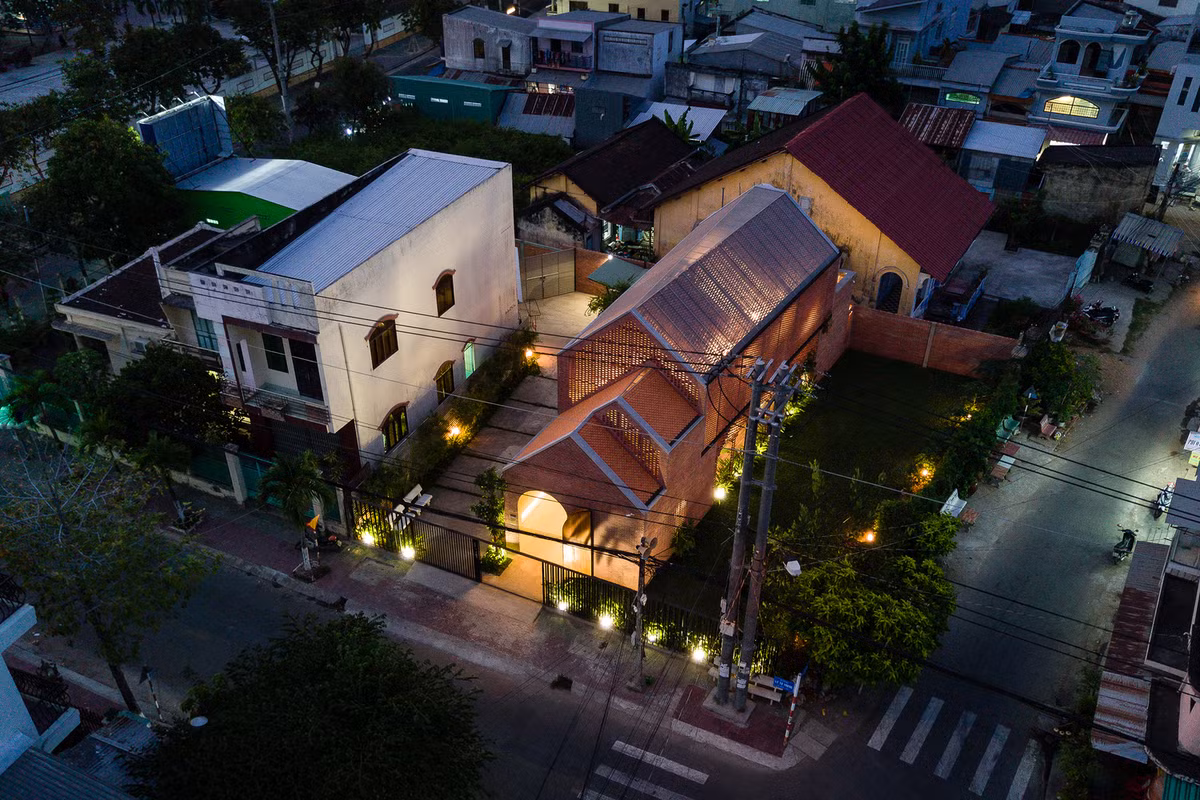 Tọa lạc tại thành phố Trà Vinh, ngôi nhà có diện tích 148 m2 là tổ ấm của một gia đình gồm 5 thành viên. Ảnh: Quangdam