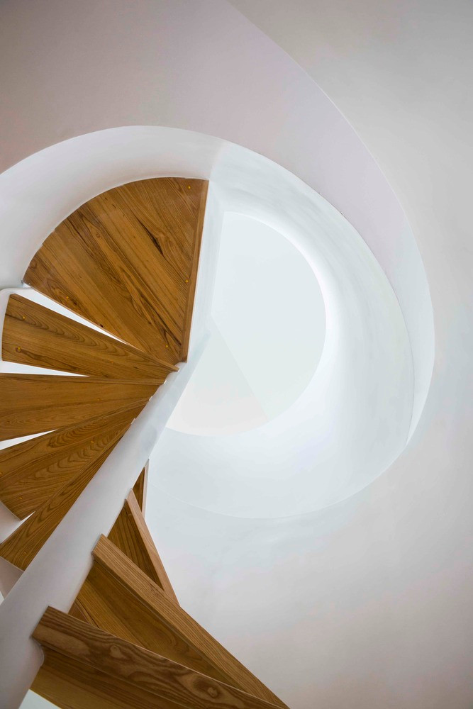 Trên gác lửng, một cầu thang xoắn ốc thứ hai dẫn lên tầng trên. Ảnh: Hiroyuki Oki