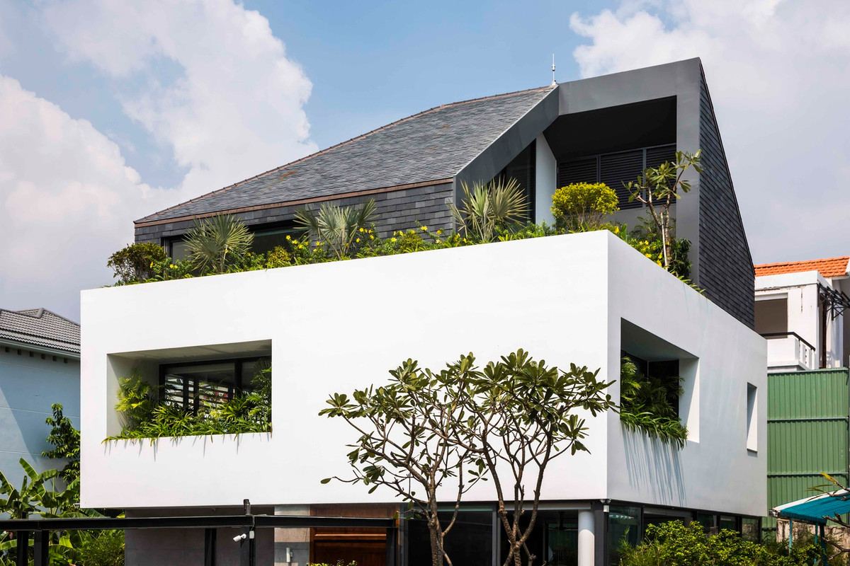 Khối lập phương màu trắng ở tầng một là khối chính của công trình, gồm 2 phòng ngủ với phòng tắm và một gác lửng lớn dọc theo cầu thang. Ảnh: Hiroyuki Oki