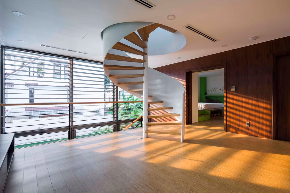 Khung kính lớn dọc theo cầu thang được trang bị rèm che nắng tự động để kiểm soát lượng ánh sáng mặt trời trực tiếp vào buổi chiều. Ảnh: Hiroyuki Oki