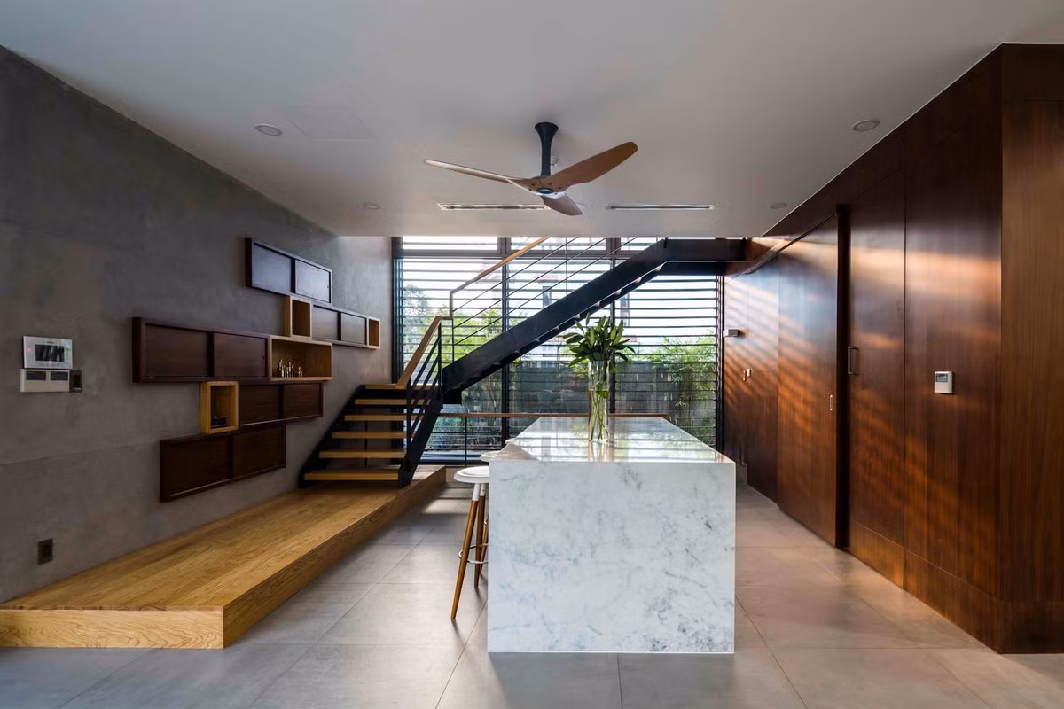 Nhà bếp và phòng tắm ở phía tây có cửa sổ nhỏ thông gió. Ảnh: Hiroyuki Oki