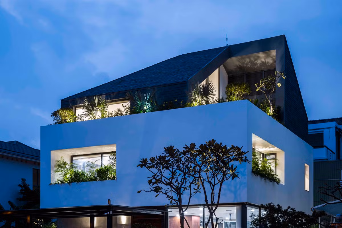 2 loggia rộng được đặt ở phía Nam và Đông. Thảm thực vật dày đặc tại đây giúp kiểm soát tầm nhìn và mang lại sự riêng tư. Ảnh: Hiroyuki Oki