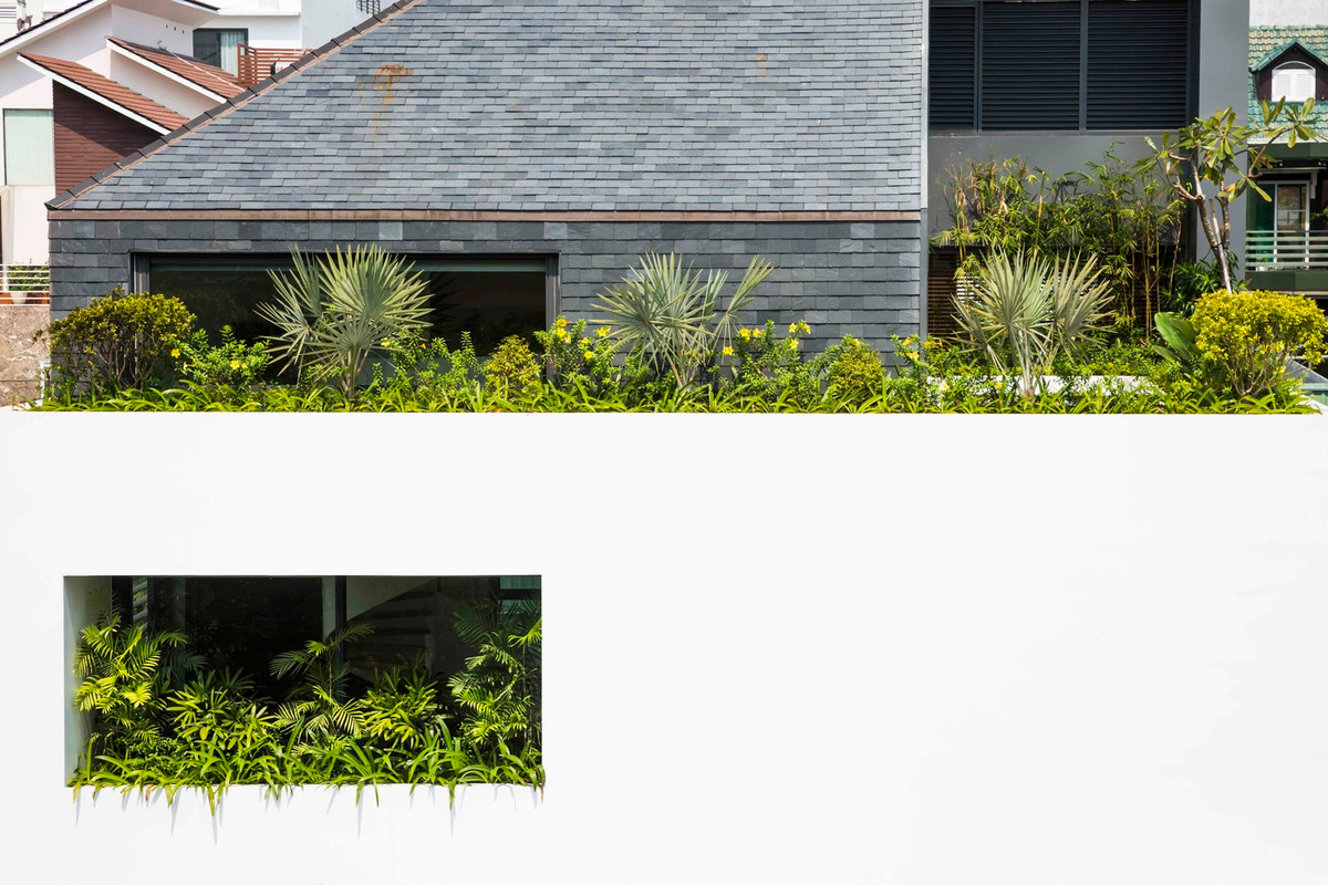 Ngược lại với tầng trệt, đây là một khối vững chắc với những bức tường gạch đôi dày cách nhiệt để giữ cho ngôi nhà mát mẻ. Ảnh: Hiroyuki Oki