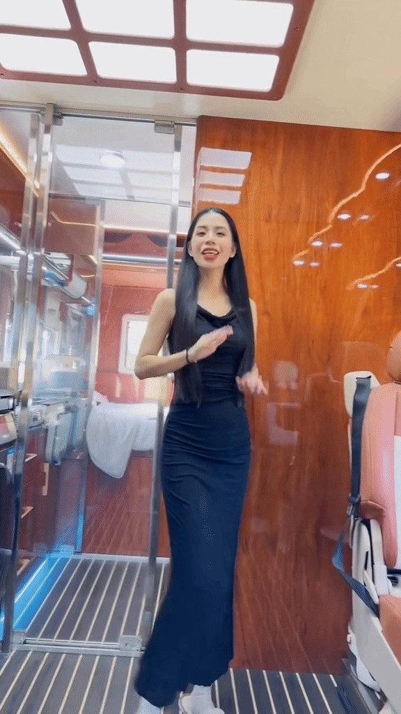 Khi chưa ly hôn, đây là nơi cô đồng hành cùng chồng cũ đi bán hàng, nhập hàng hoặc kiểm tra kho ở rất xa phải sinh hoạt trên xe dài ngày. Ảnh chụp màn hình