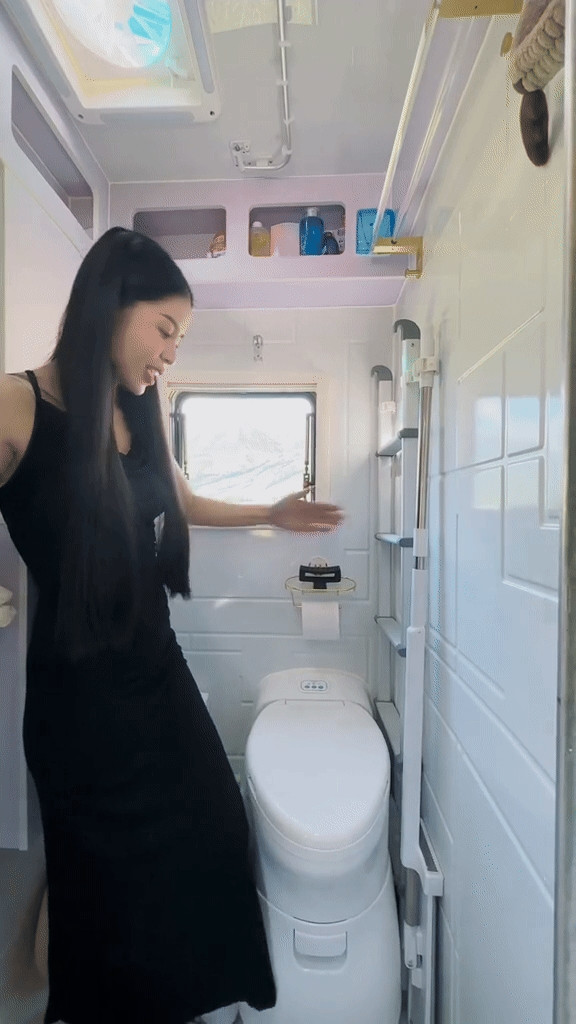 Nhà vệ sinh như trên máy bay. Ảnh chụp màn hình