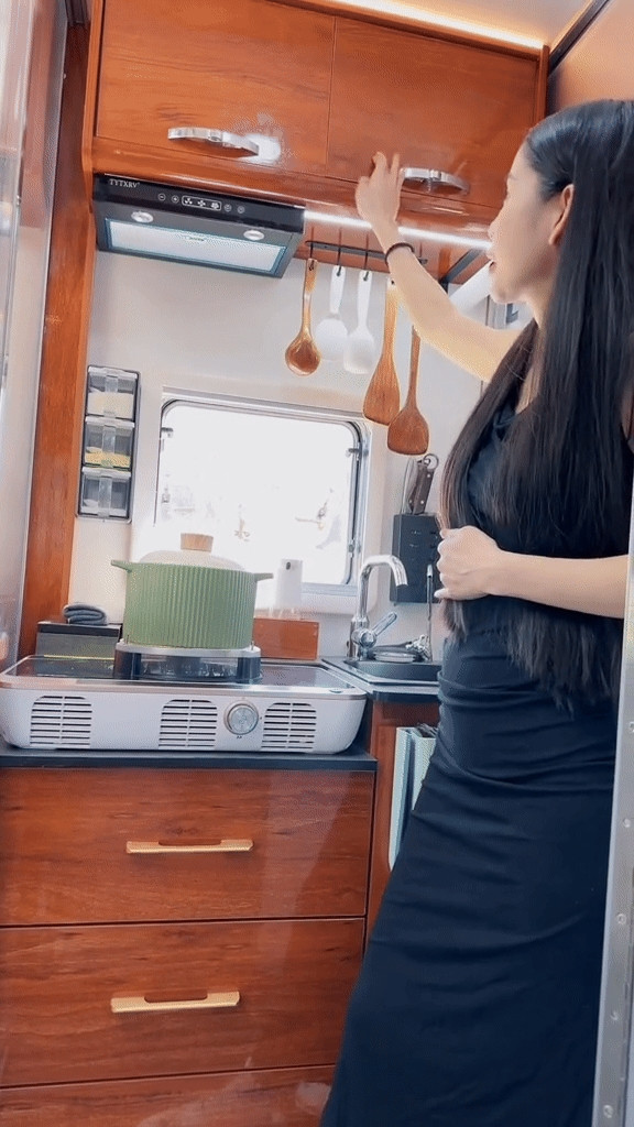 Phòng bếp và khách được phân cách bằng chiếc cửa để tránh mùi. Ảnh chụp màn hình