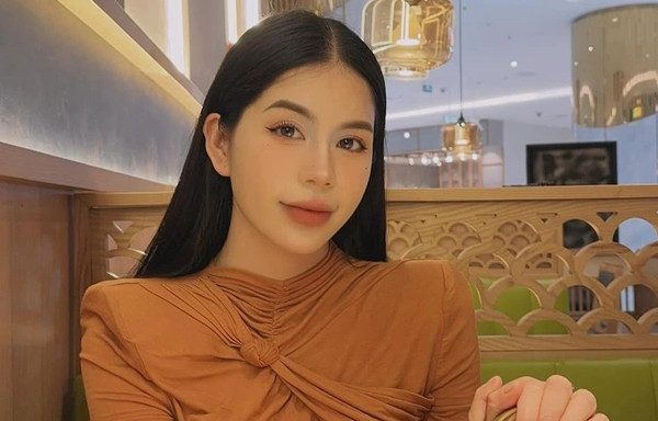 Thông tin Hằng Du Mục bị khởi tố với cáo buộc lừa dối khách hàng đang được nhiều người quan tâm. Trước khi bị khởi tố, bắt tạm giam, Hằng Du Mục được biết đến là một Tiktoker, KOL. Ảnh: FBNV