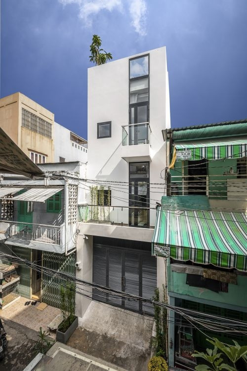 Nằm sâu trong con hẻm nhỏ tại quận Tân Bình (TP HCM), ngôi nhà được thiết kế cho một gia đình trẻ với em bé nhỏ. Ảnh: Bùi Minh Quốc