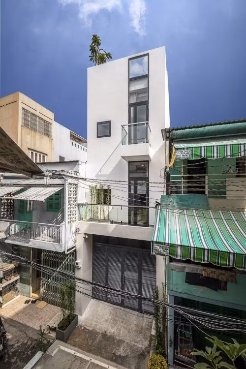 Nằm sâu trong con hẻm nhỏ tại quận Tân Bình (TP HCM), ngôi nhà được thiết kế cho một gia đình trẻ với em bé nhỏ. Ảnh: Bùi Minh Quốc