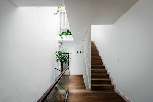 Khoảng thông tầng tạo sự thông thoáng và ánh sáng tự nhiên cho toàn bộ không gian trong nhà. Ảnh: Bùi Minh Quốc