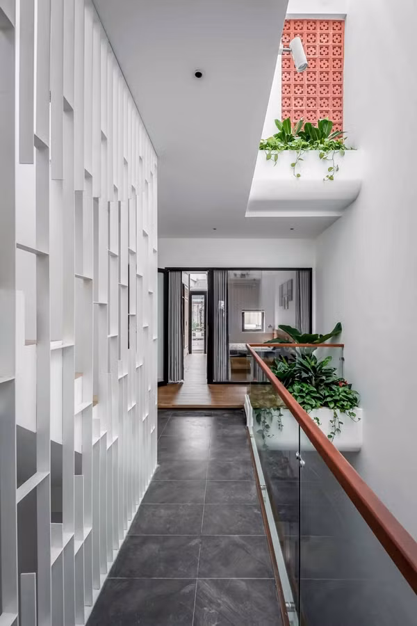 Ở bất cứ góc nào, căn nhà trong hẻm cũng ngập tràn ánh sáng tự nhiên. Ảnh: Bùi Minh Quốc