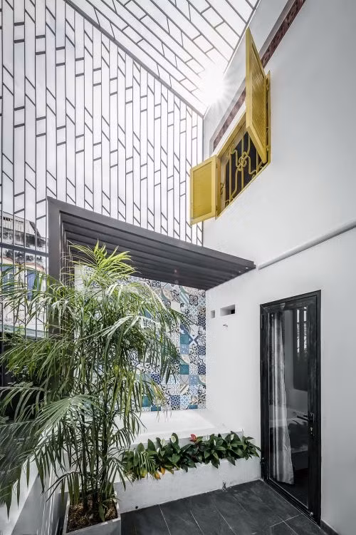 Yêu cầu lớn nhất của gia chủ với kiến trúc sư là mang đến không gian sống có thật nhiều ánh sáng và tận dụng những khoảng trống để trồng nhiều cây xanh. Ảnh: Bùi Minh Quốc