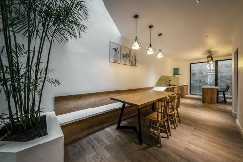 Phòng khách và bếp thiết kế mở, tạo sự liền mạch, gắn kết. Ảnh: Bùi Minh Quốc