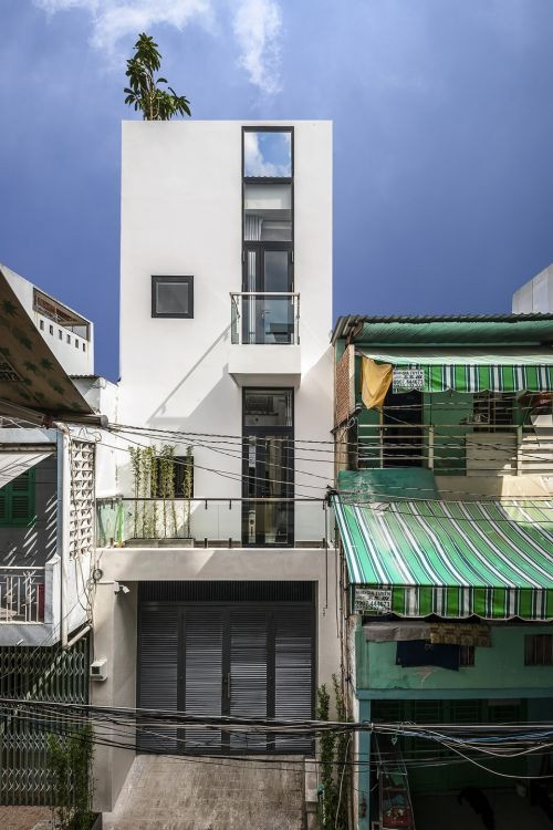 Căn nhà là điển hình của những ngôi nhà hẹp ngang dài sâu trong các khu đô thị tại Việt Nam. Ảnh: Bùi Minh Quốc