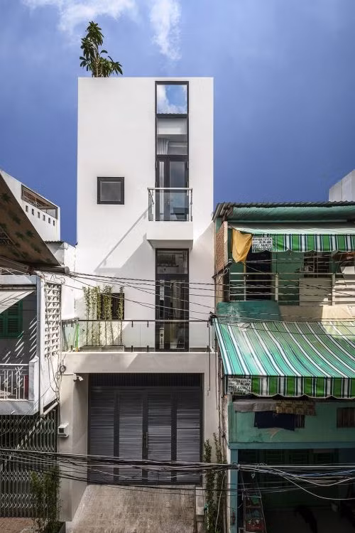 Căn nhà là điển hình của những ngôi nhà hẹp ngang dài sâu trong các khu đô thị tại Việt Nam. Ảnh: Bùi Minh Quốc